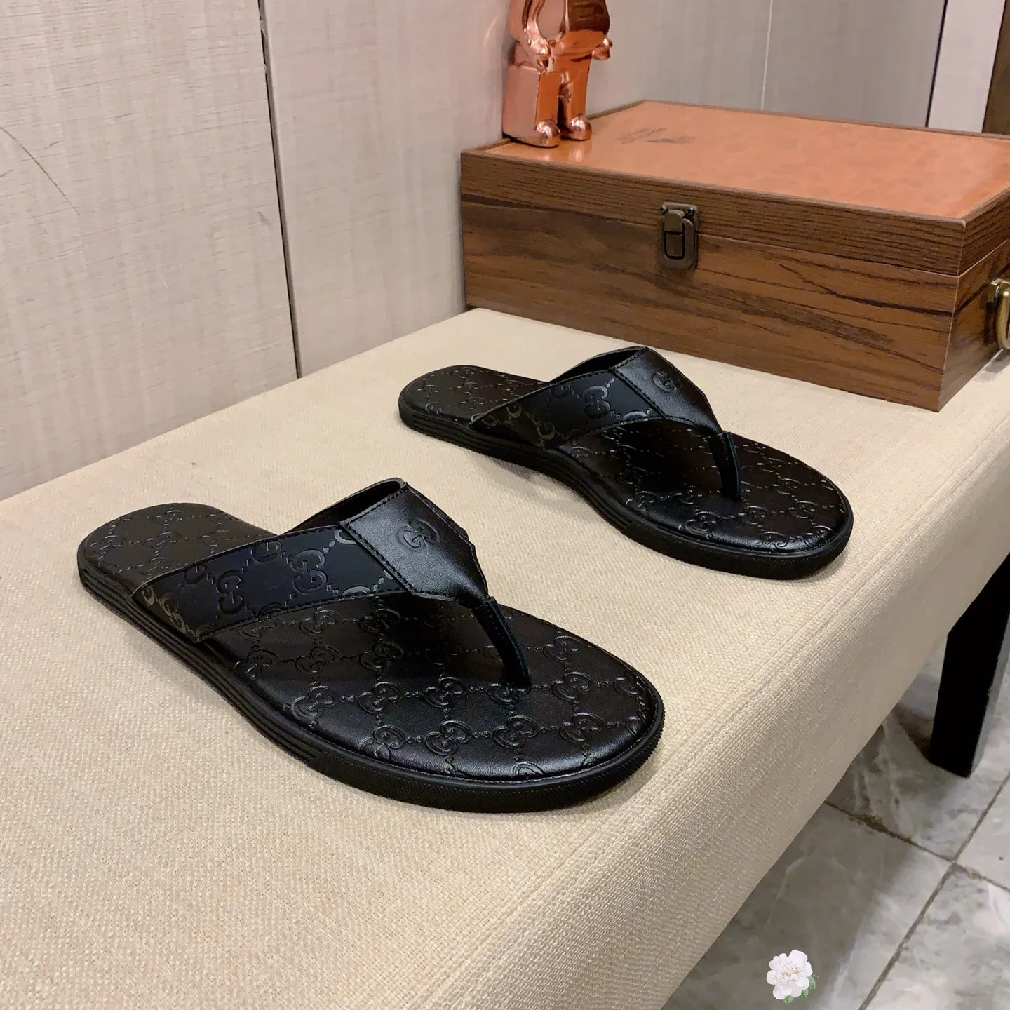 Slippers: New model: Factory price: 240💰💰🎩🎩🔥🔥《 Gucci* 》Series of slippers top purchasing agent🔍🔍Sold simultaneously for men, original Italian imported webbing made of selected cowhide, exquisite workmanship,), sole: (super comfortable) original factory special sole, ⚠️exclusive double-layer movable molded sole super comfortable⚠️, real shot🎬the real thing is more beautiful🔍🔍266 regular code 38-45,